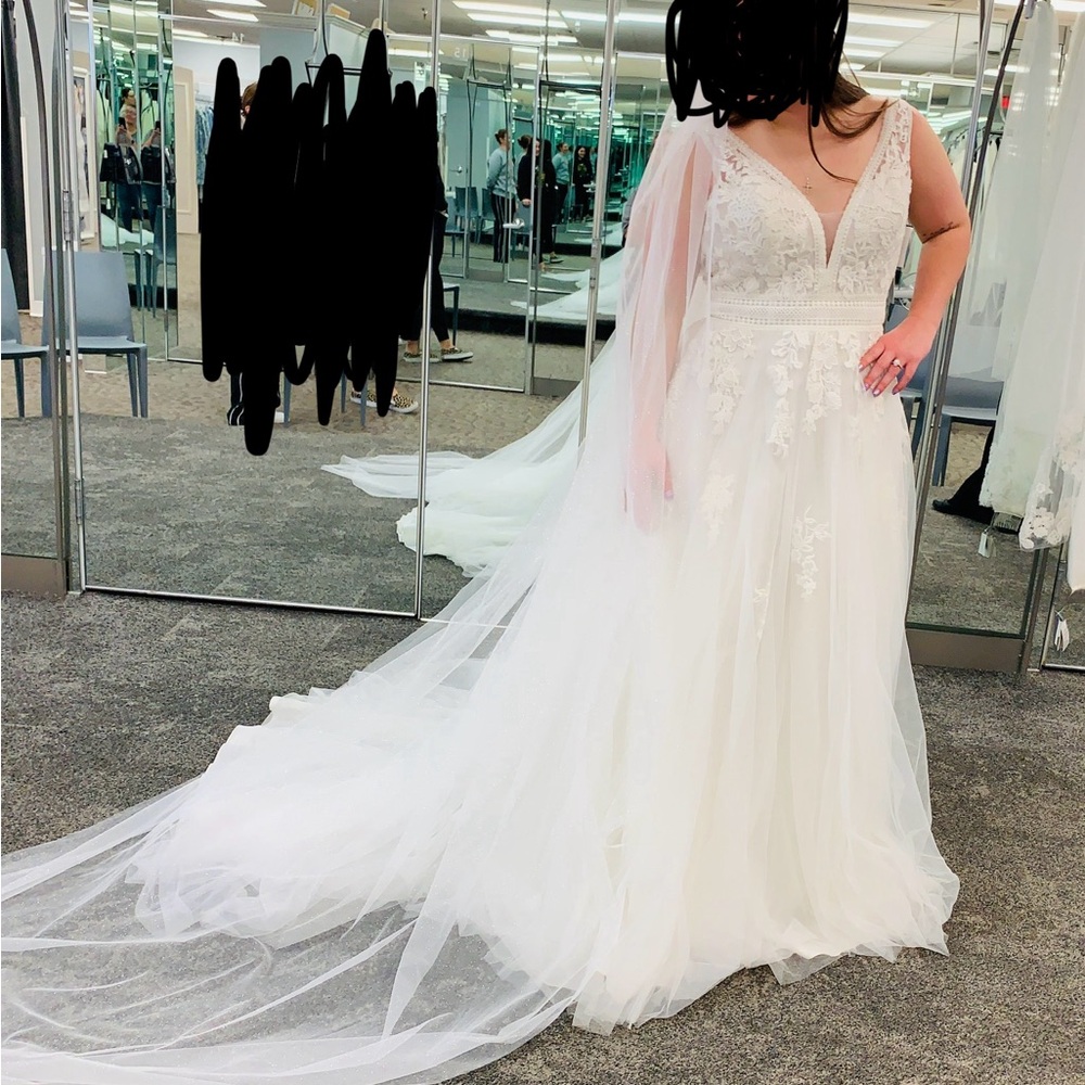 New never worn cream wedding dress David’s bridal with vail